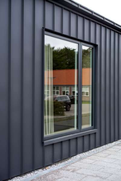 Erweiterung aus Stahl und Holz verschafft der Risskover Bibliothek zusätzlichen Raum „zum Ausleihen“, Risskover Bibliothek - Fortebakken 1, 8240 Risskov, Dänemark